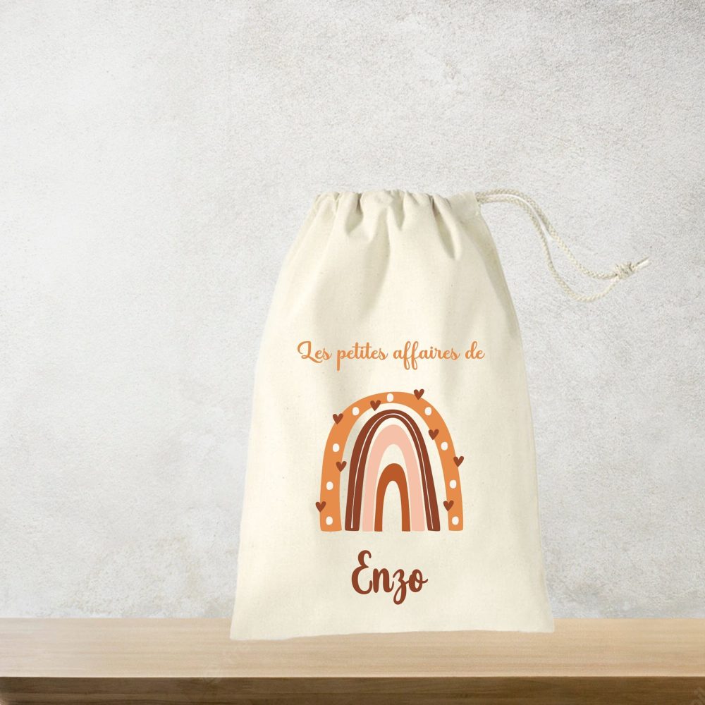 Sac personnalisé bébé, enfant, pochon affaires, sac de rangement à personnaliser, sac cordons arc en ciel, sac doudou