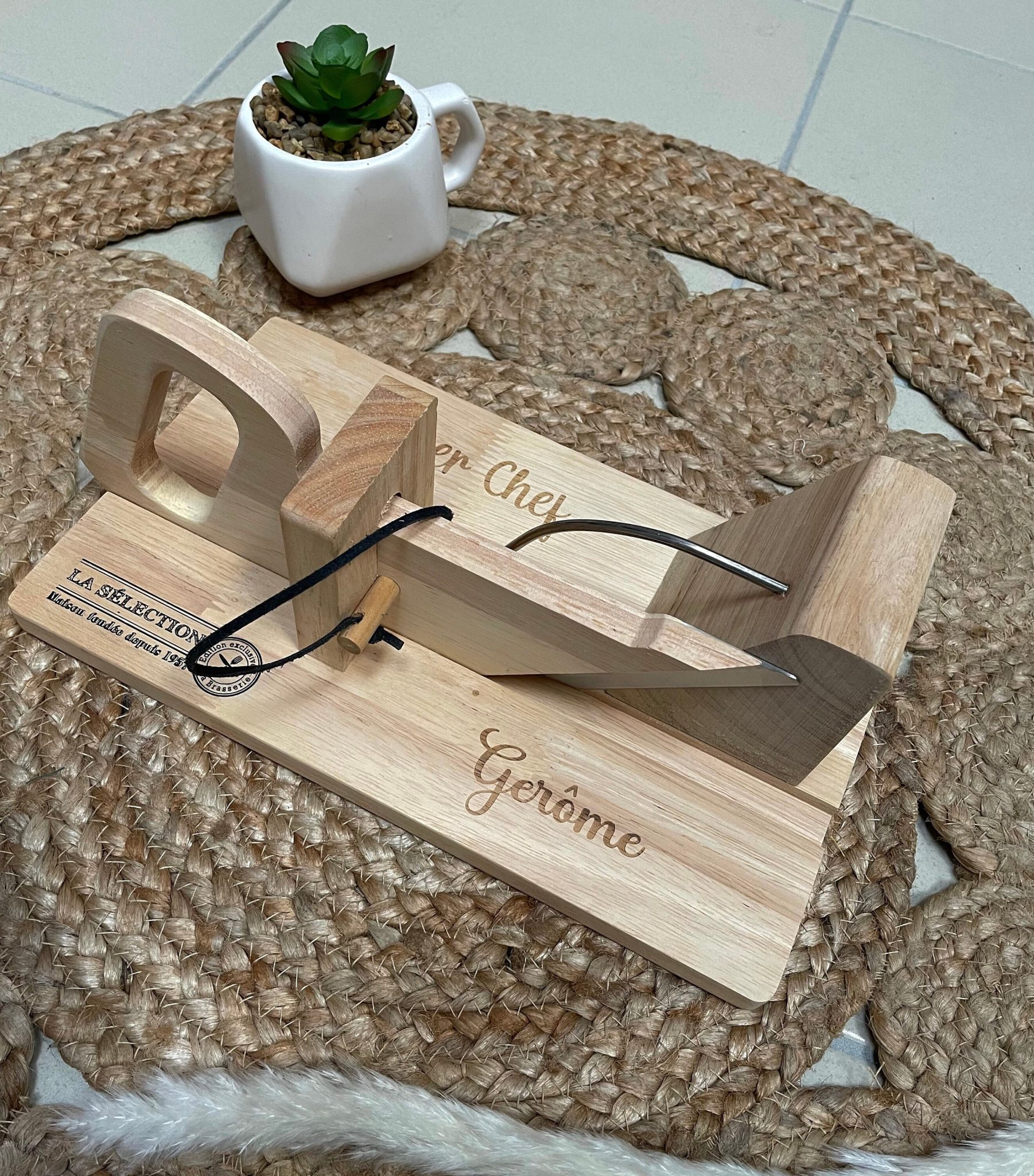 Trancheuse à charcuterie/saucisson personnalisée. Cadeau personnalisé pour papa, papi. Idée cadeau pour la fête des pères. — Trancheuse à charcuterie
