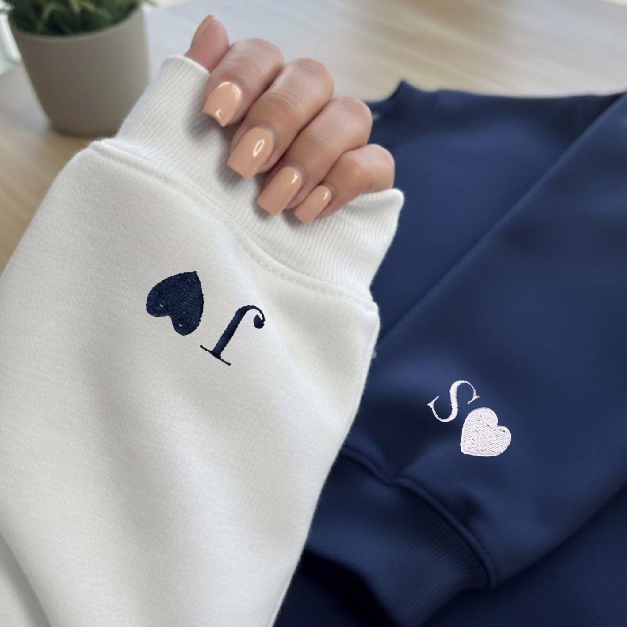 St valentin pull brodé initiale — cadeau couple